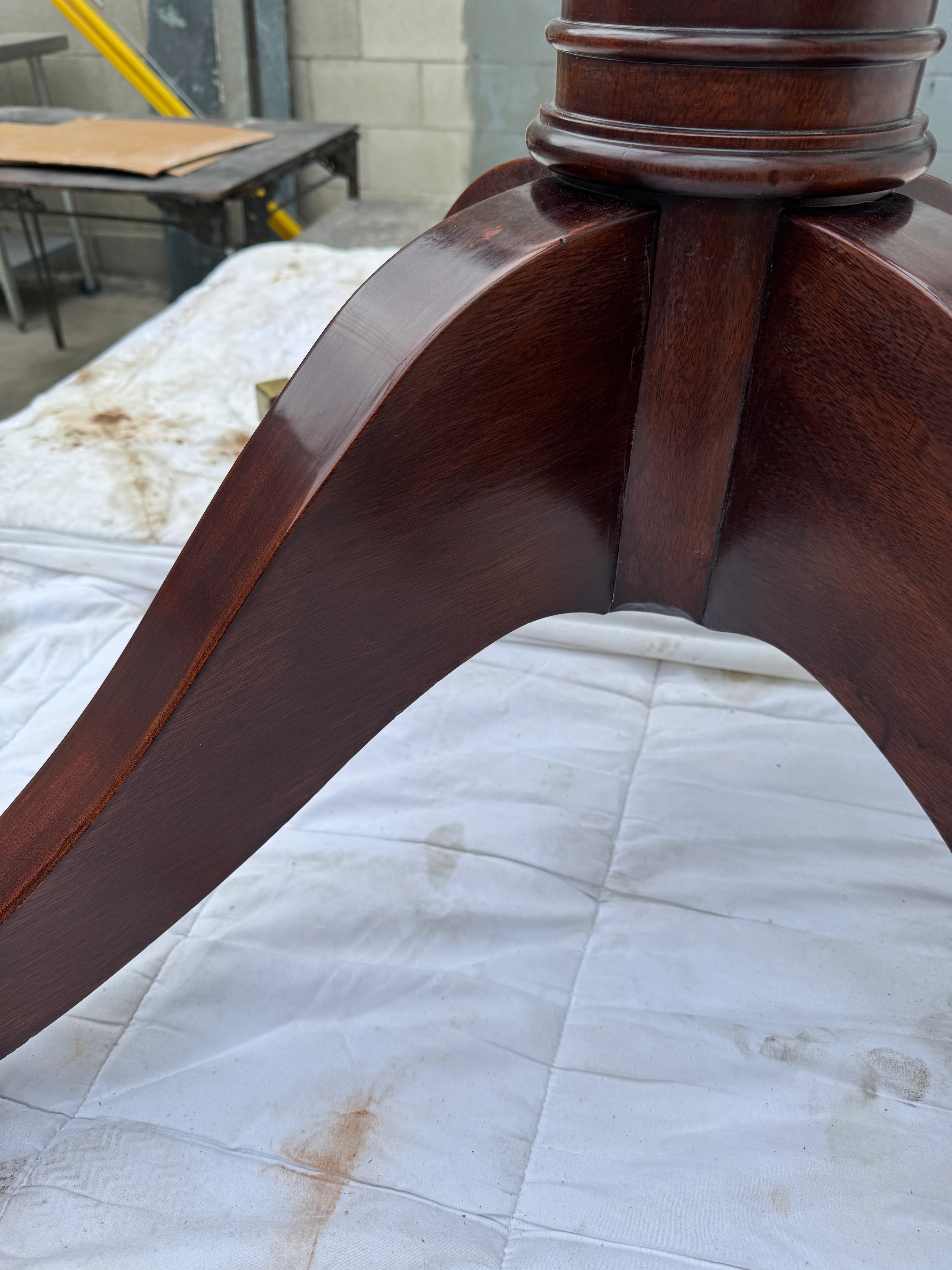 AF1-014:  ANTIQUE EARLY 20th CENTURY ENGLISH REGENCY STYLE MAHOGANY 60" DIAMETER DINING TABLE - Image 15