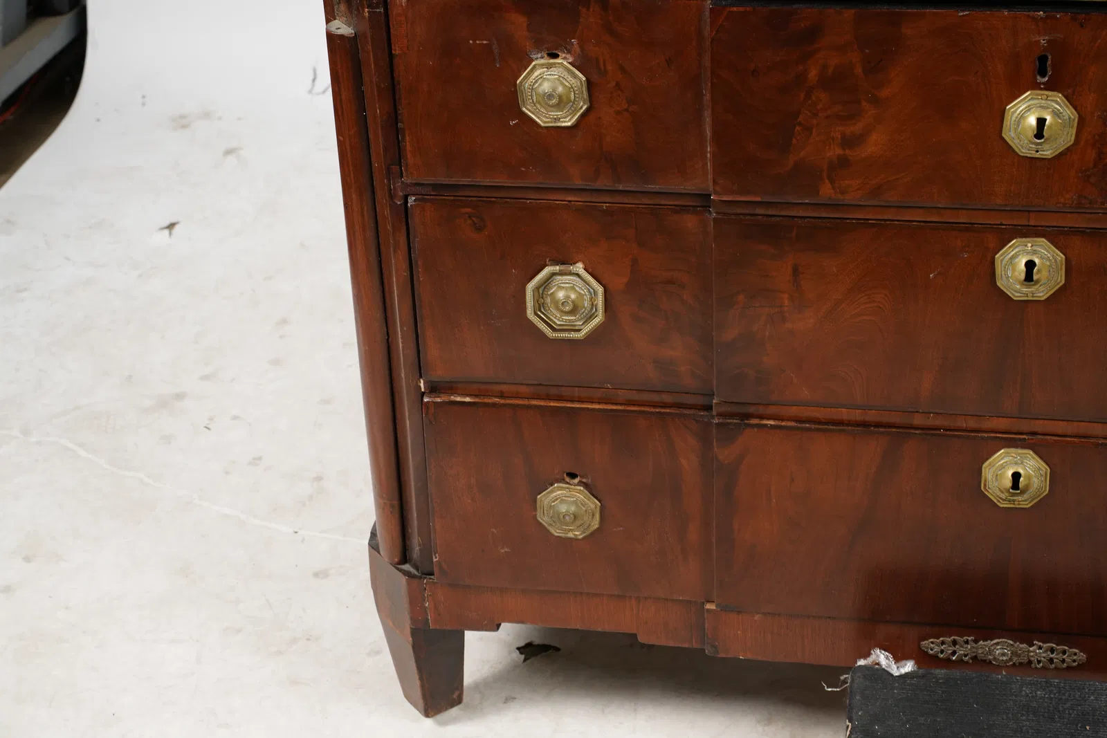 AF5-024: Antique Circa 1815 French Bourbon Restoration Flame Mahogany Cylinder Desk - Image 4