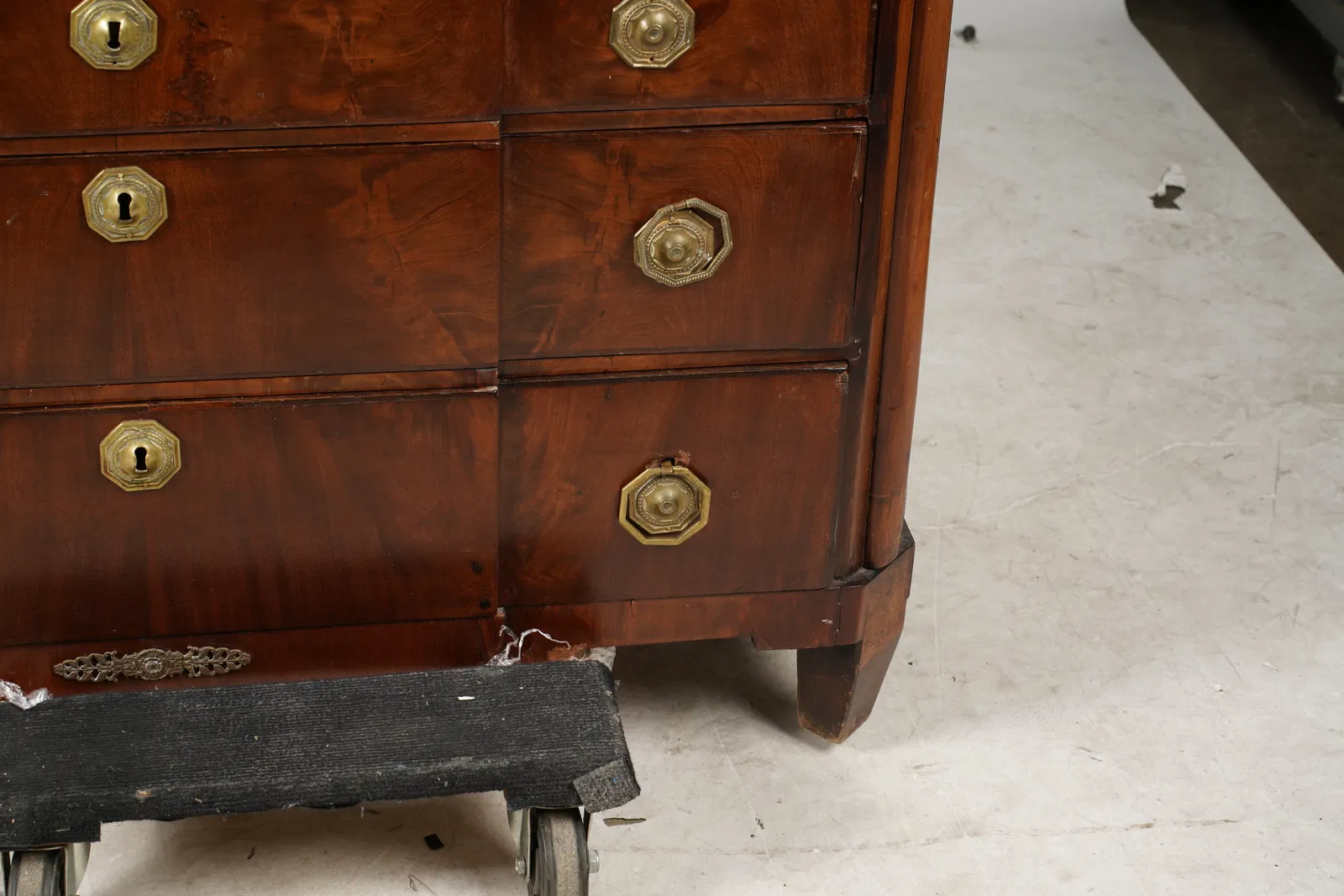 AF5-024: Antique Circa 1815 French Bourbon Restoration Flame Mahogany Cylinder Desk - Image 5