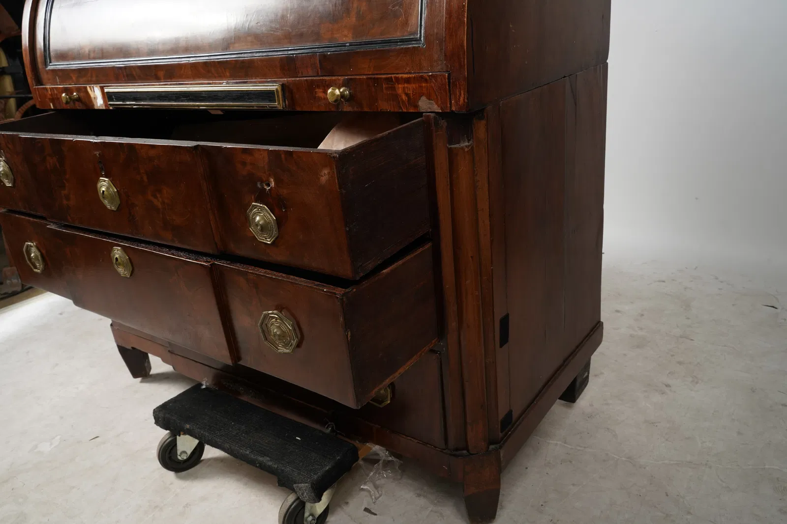 AF5-024: Antique Circa 1815 French Bourbon Restoration Flame Mahogany Cylinder Desk - Image 8
