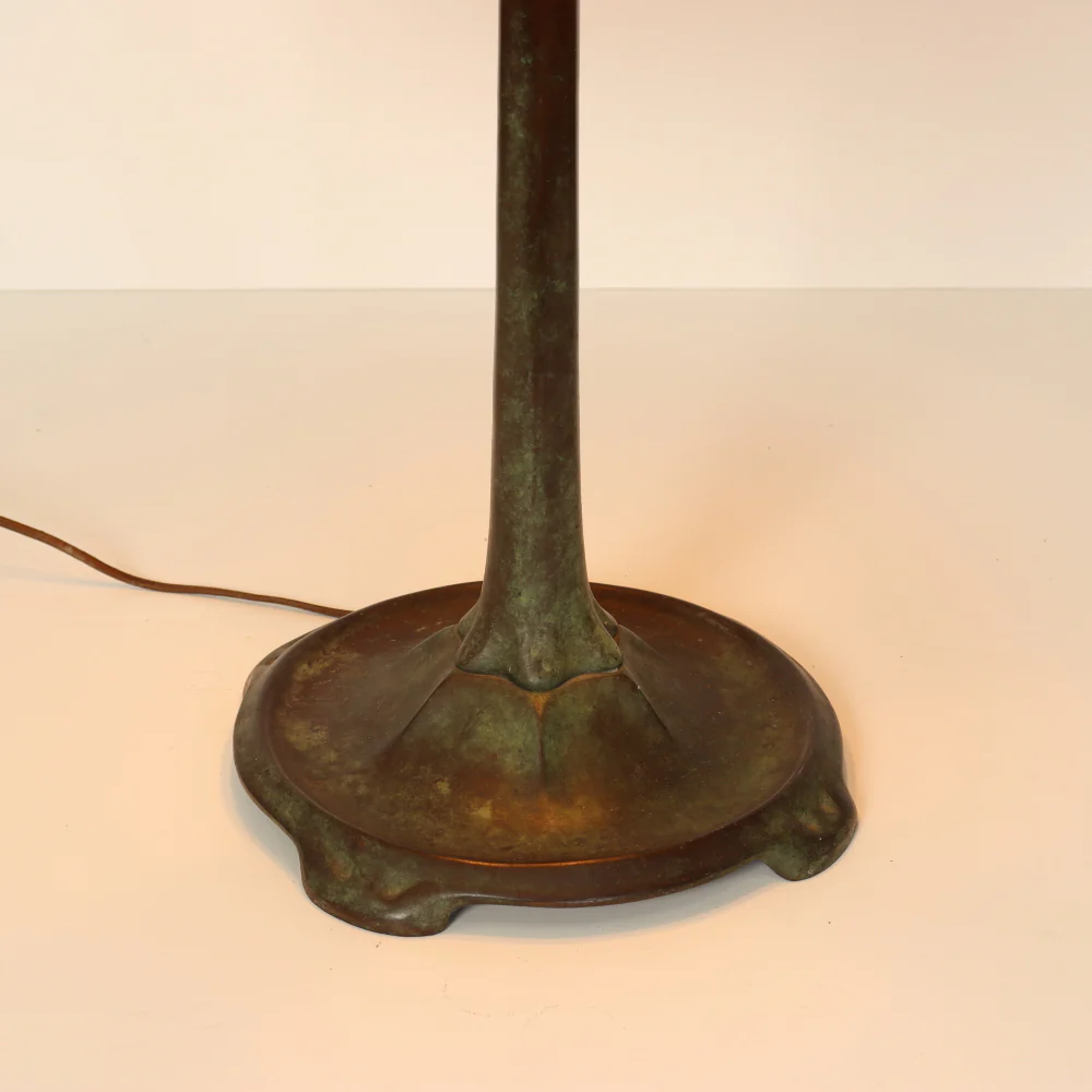 AL2-044:  Antique Early 20th Century Arts & Crafts Tiffany Style Bronze Lamp with Leaded and Stained Glass Shade - Image 4